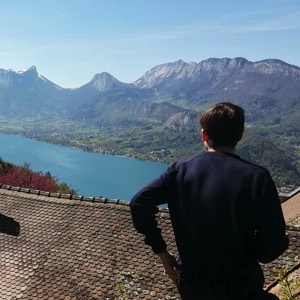 Unconsciously looking like Caspar Friedrich's Wanderer, but in a less glorious way #landscape #annecy #lake #france